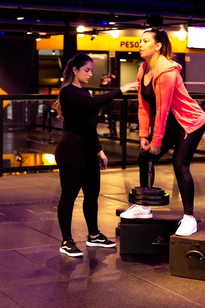 Mari acompanhando treino de aluna
